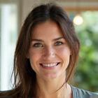 Retrato de Sofía Rodríguez, instructora de yoga sonriendo cálidamente.