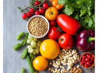 Disposición de ingredientes frescos y coloridos para una comida saludable, representando planificación y preparación consciente.
