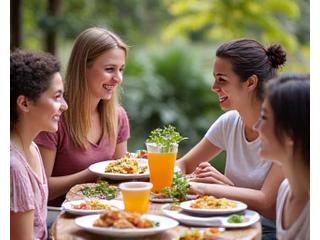 Grupo de amigos compartiendo una comida saludable en un entorno relajado, simbolizando la integración social de una alimentación consciente.